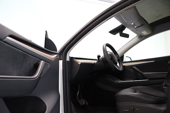 Tesla Model Y 9 of 19