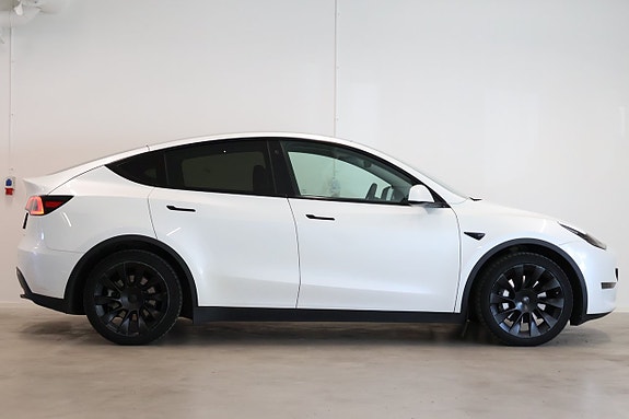 Tesla Model Y 4 of 5