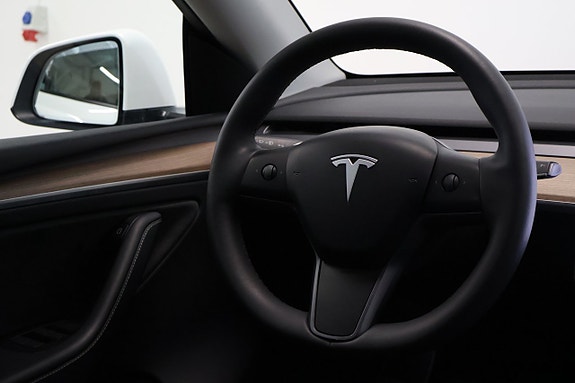 Tesla Model Y 13 of 19