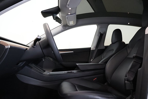 Tesla Model Y 10 of 19