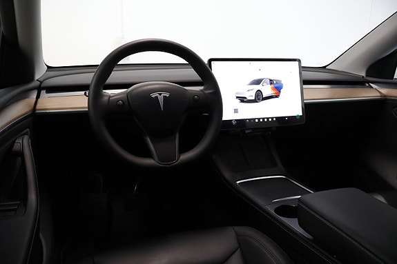 Tesla Model Y 14 of 19