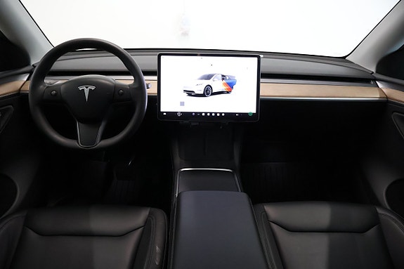 Tesla Model Y 12 of 19