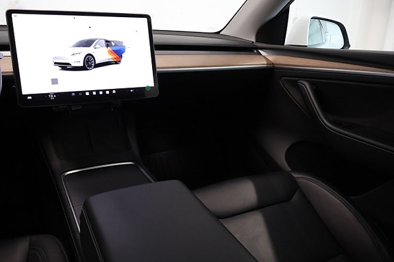 Tesla Model Y 15 of 19