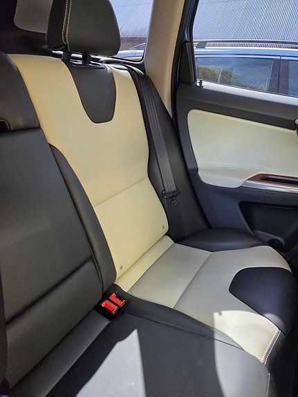 Volvo XC60 7 of 9