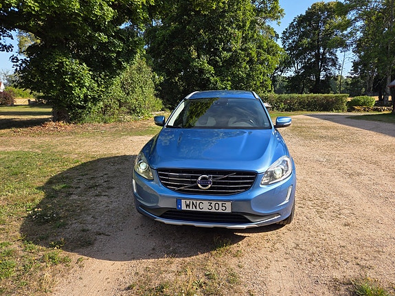 Volvo XC60 2 of 9