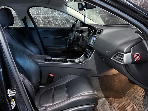 Jaguar XE 13 of 24