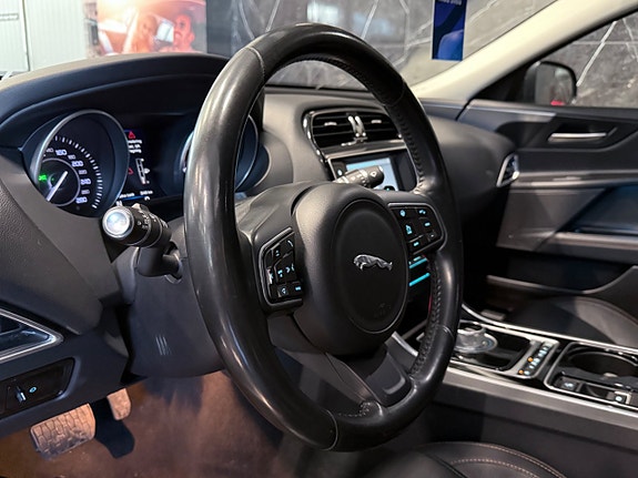 Jaguar XE 17 of 24