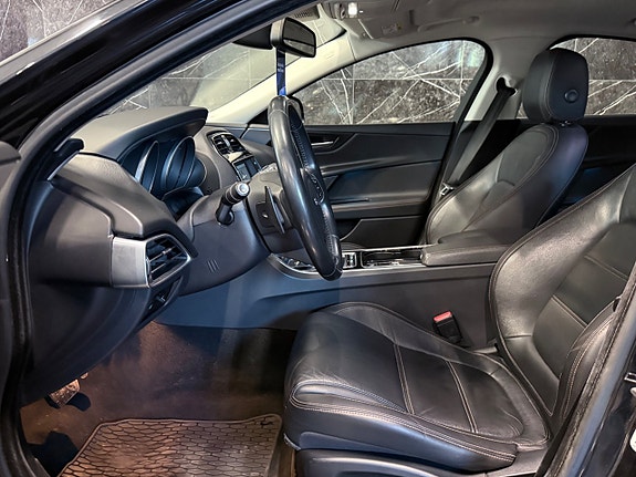 Jaguar XE 15 of 24