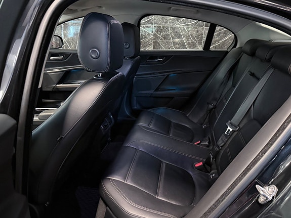 Jaguar XE 16 of 24