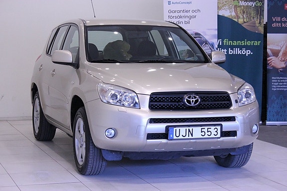 Toyota RAV4 4 of 29