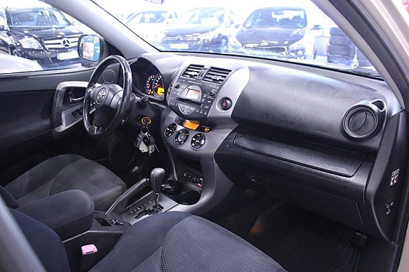 Toyota RAV4 15 of 29