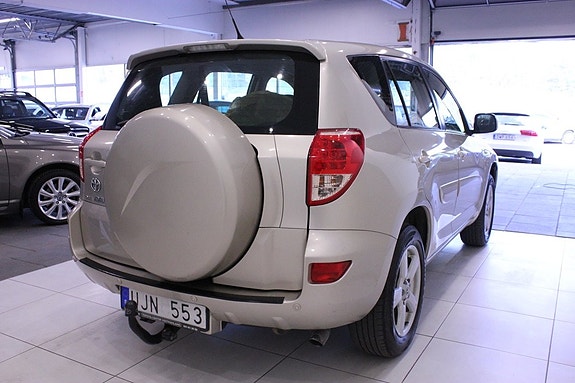 Toyota RAV4 8 of 29