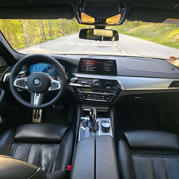BMW M550i 8 of 11