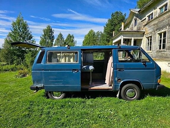 Volkswagen Caravelle 2 of 5