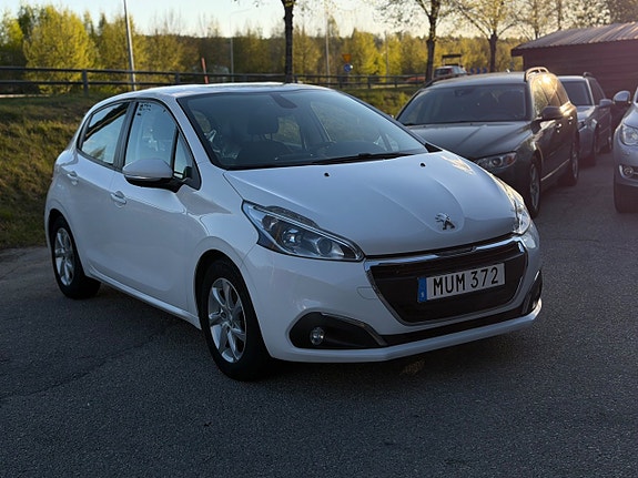 Peugeot 208 2 of 5