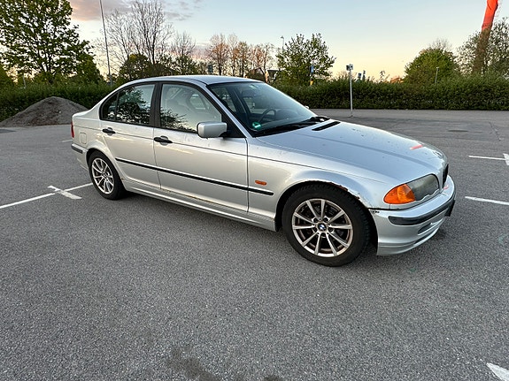 BMW 318i 4 of 5