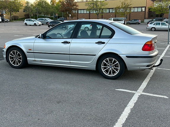 BMW 318i 2 of 5
