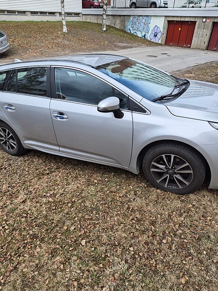 Toyota Avensis 2 of 5