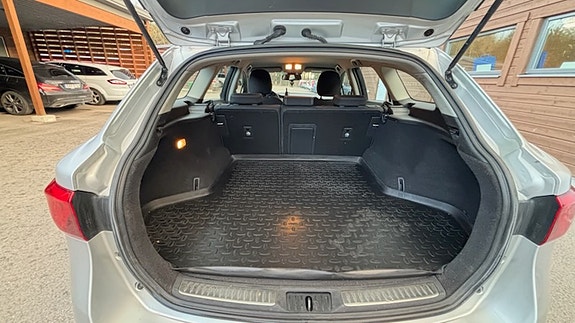 Toyota Avensis 4 of 5