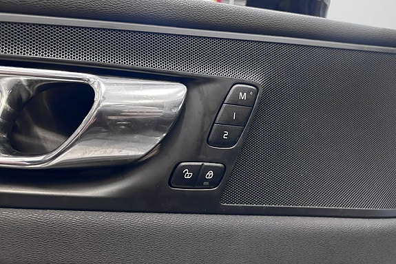 Volvo XC60 11 of 25