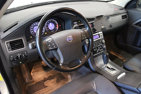Volvo V70 12 of 26