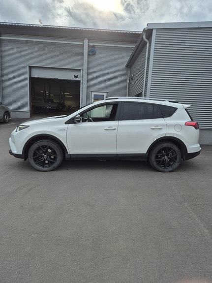 Toyota RAV4 3 of 4
