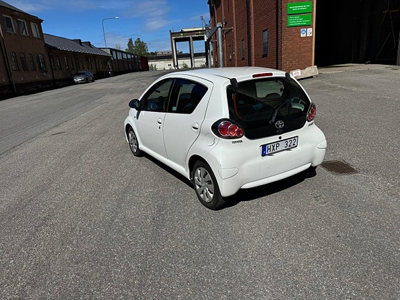 Toyota Aygo 2 of 7
