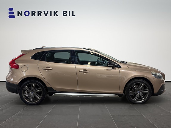Volvo V40 Cross Country 3 of 5