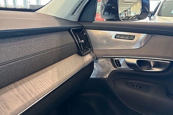 Volvo XC90 16 of 30