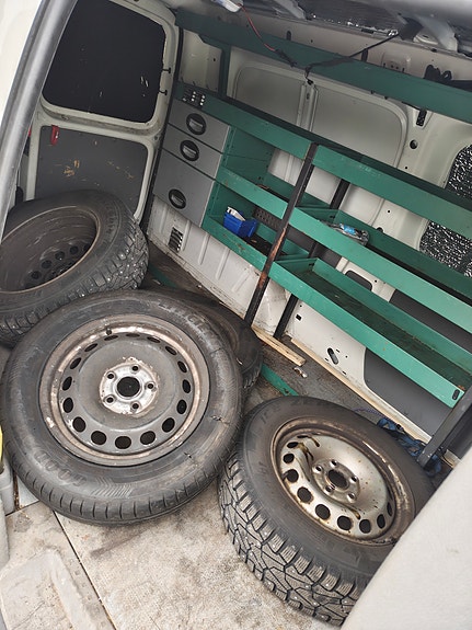 Volkswagen Caddy Maxi 2 of 5