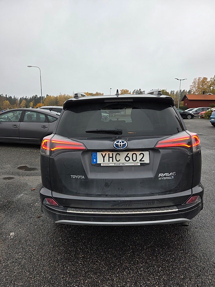 Toyota RAV4 4 of 11
