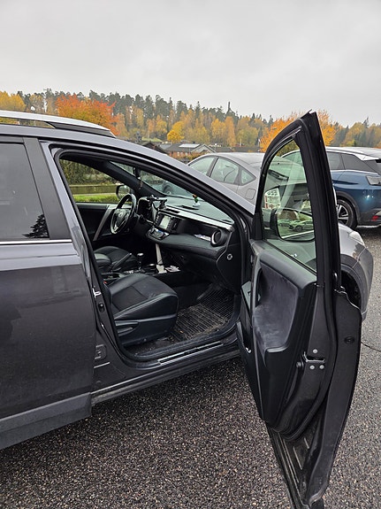 Toyota RAV4 3 of 11