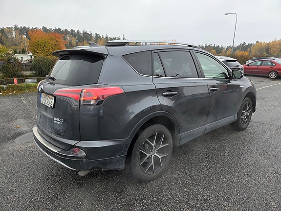 Toyota RAV4 2 of 11