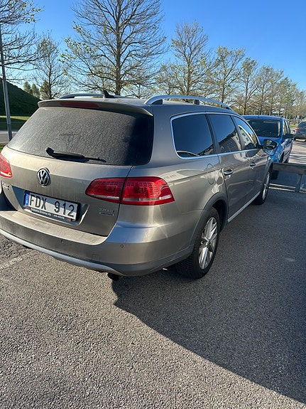 Volkswagen Passat Alltrack 2 of 3