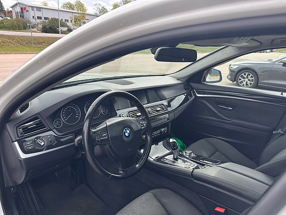 BMW 520d 3 of 5