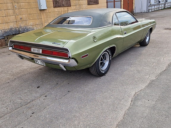 Dodge Challenger 6 of 10