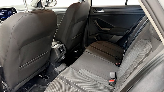 Volkswagen T-Roc 11 of 13