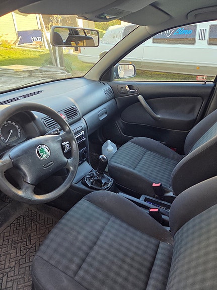 Skoda Octavia 2 of 4