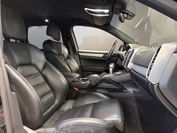Porsche Cayenne S 10 of 19