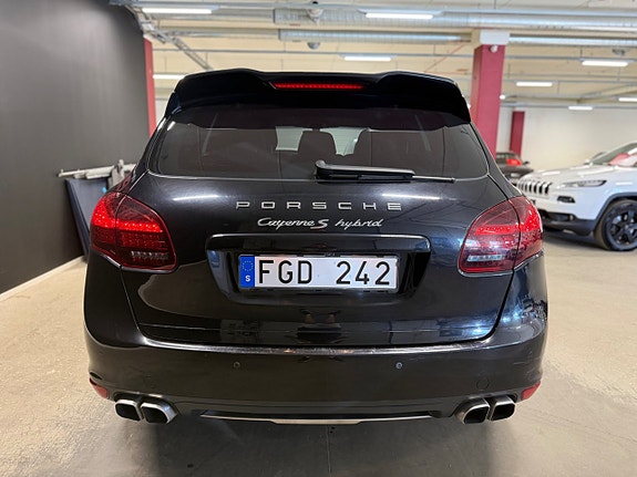 Porsche Cayenne S 4 of 5