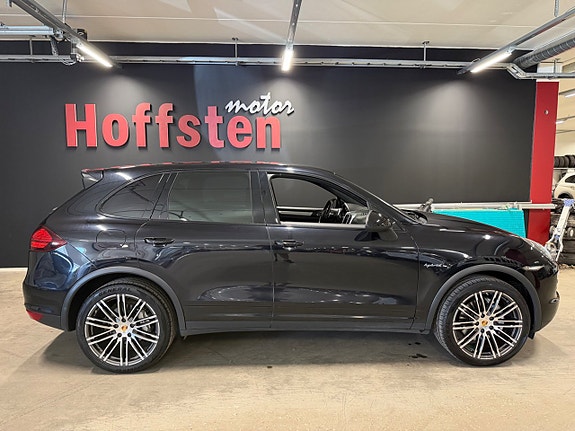 Porsche Cayenne S 2 of 5