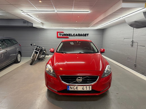 Volvo V40 2 of 5