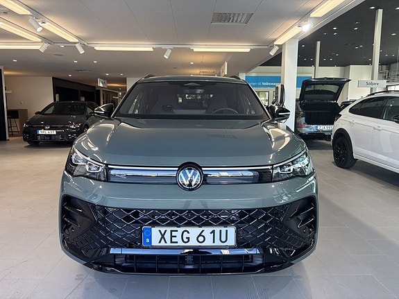 Volkswagen Tiguan 2 of 16