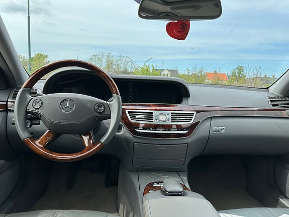 Mercedes-Benz S500 4 of 5