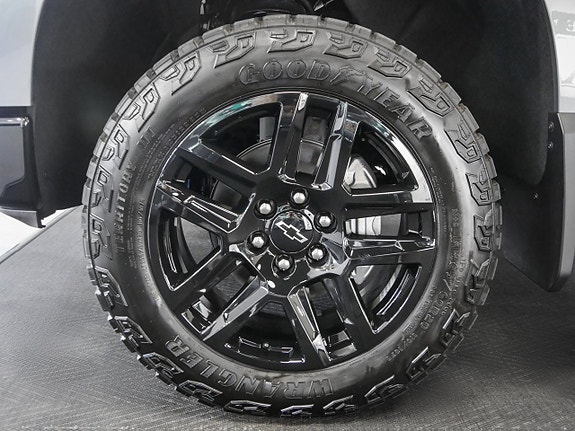 Chevrolet Silverado EV 5 of 18