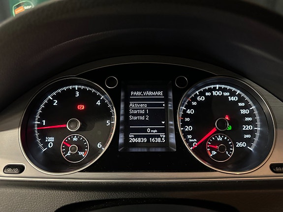 Volkswagen Passat Alltrack 17 of 22
