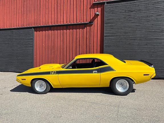 Dodge Challenger 2 of 5