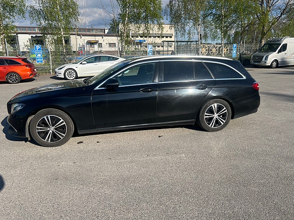 Mercedes-Benz E220 2 of 11