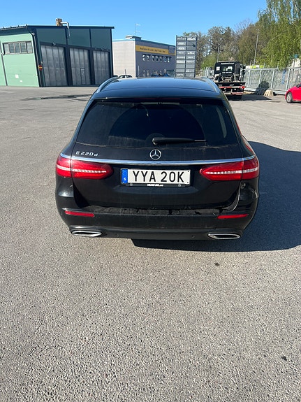 Mercedes-Benz E220 4 of 11