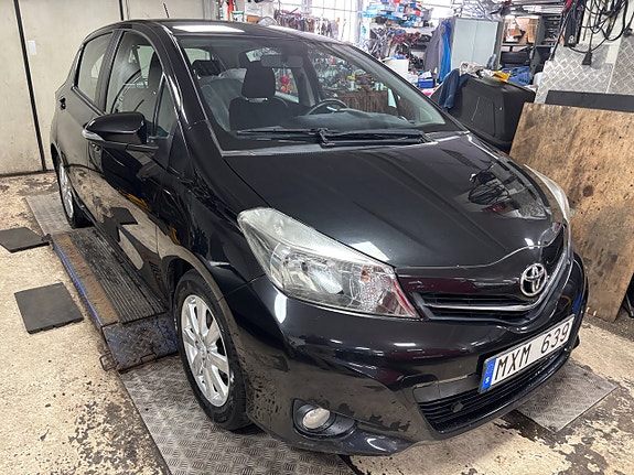 Toyota Yaris 3 of 5